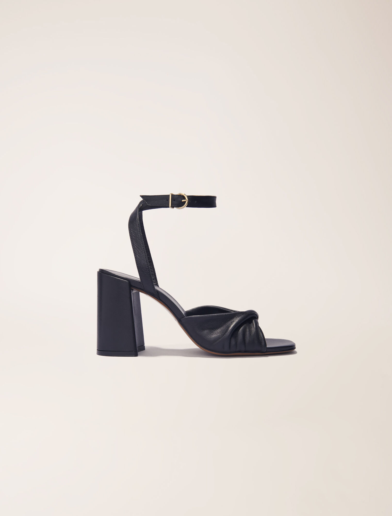 Sandali in pelle liscia con tacco